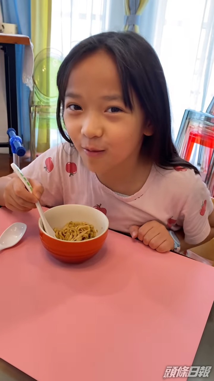 Bob透露找了台灣三大麵廠，食盡30多款麵，歷時9個月才研發出今次的拌麵，仔女也是他的試食專員。